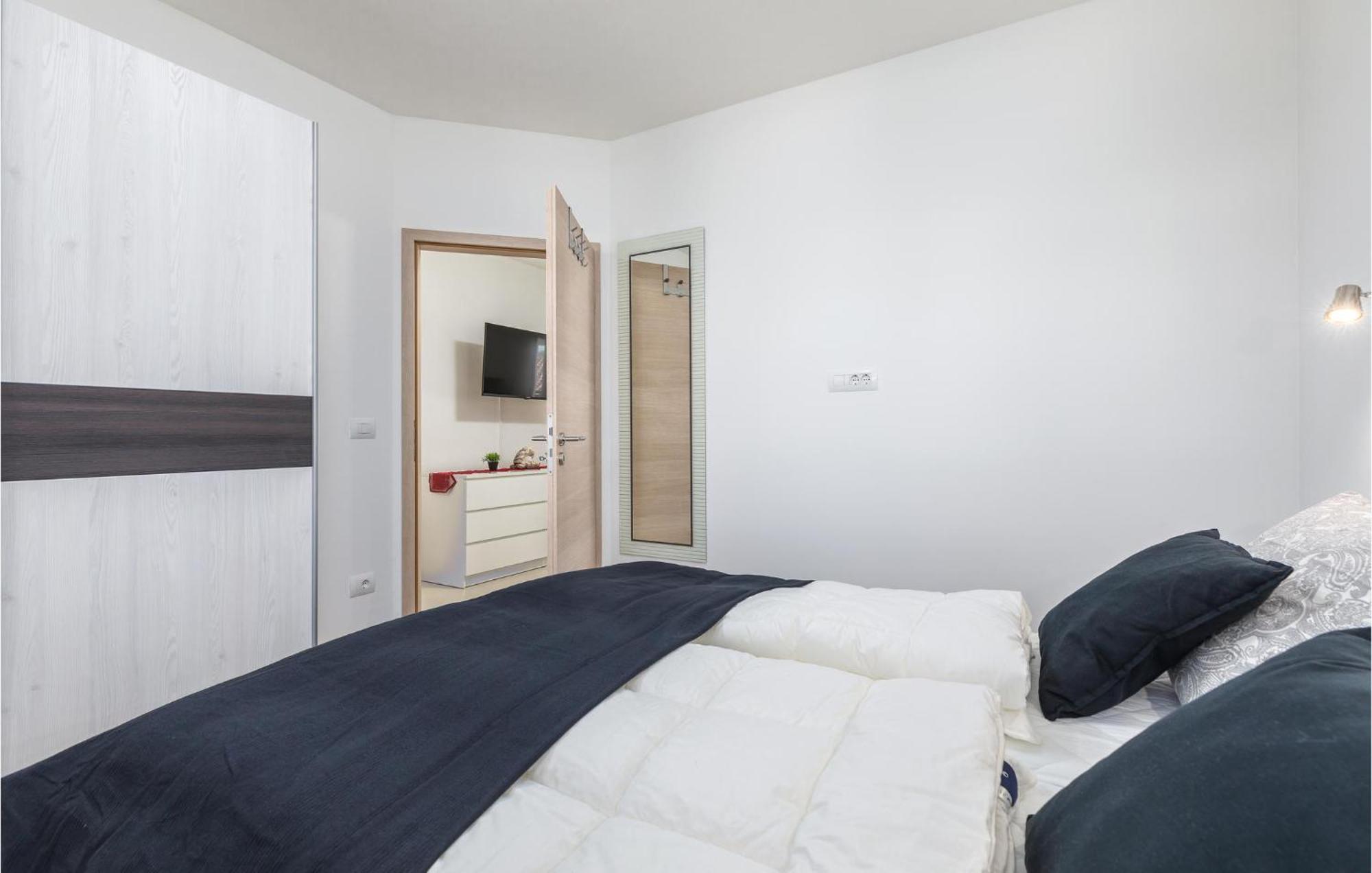 1 Bedroom Cozy Apartment In Barbariga Dış mekan fotoğraf